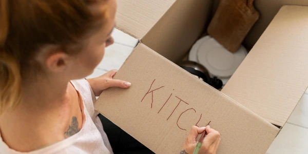 Verhuisdozen labelen voor overzicht tijdens verhuizing